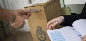 votando-urna-y-padron-ago-2019