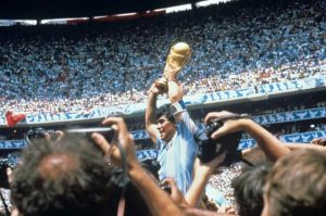 una-imagen-iconica-de-maradona