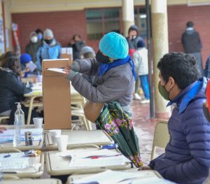 Escuela votando