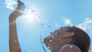 mujer-calor-bebe-agua