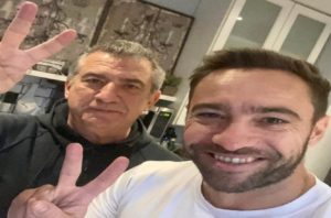urribarri_con_mauro_dedos_en_v
