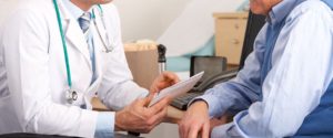 Doctor-atendiendo-a-paciente-mayor