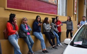 fila gente mujeres