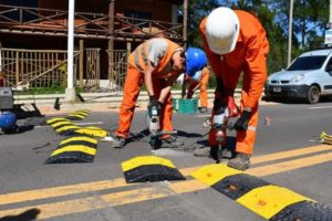 obreros trabajando empleados reductores velocidad