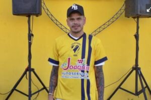 gustavo-bou-con-la-camiseta-del-club-nebel