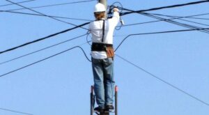 trabajador cable electricidad coop