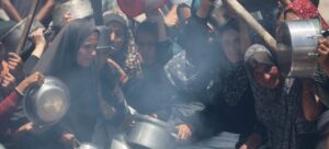 Mujeres de Gaza en busca desesperada de alimentos. Foto ONU