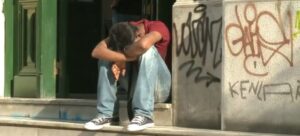La falta de empleo y de la posibilidad de estudiar empuja a millones de jóvenes del mundo entero a la exclusión social. Foto OIT