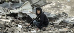 Un-nino-sentado-en-los-escombros-observa-la-destruccion-del-barrio-Al-Touam-en-el-norte-de-la-Franja-de-Gaza.-Foto-Mohammed-Natee_UNICEF-1024x464