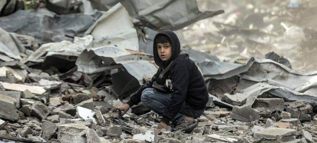 Un-nino-sentado-en-los-escombros-observa-la-destruccion-del-barrio-Al-Touam-en-el-norte-de-la-Franja-de-Gaza.-Foto-Mohammed-Natee_UNICEF-1024x464