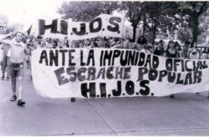 Manifestación de HIJOS exigiendo justicia. Foto histórica archivo Agencia Paco Urondo