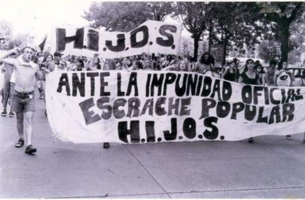 Manifestación de HIJOS exigiendo justicia. Foto histórica archivo Agencia Paco Urondo